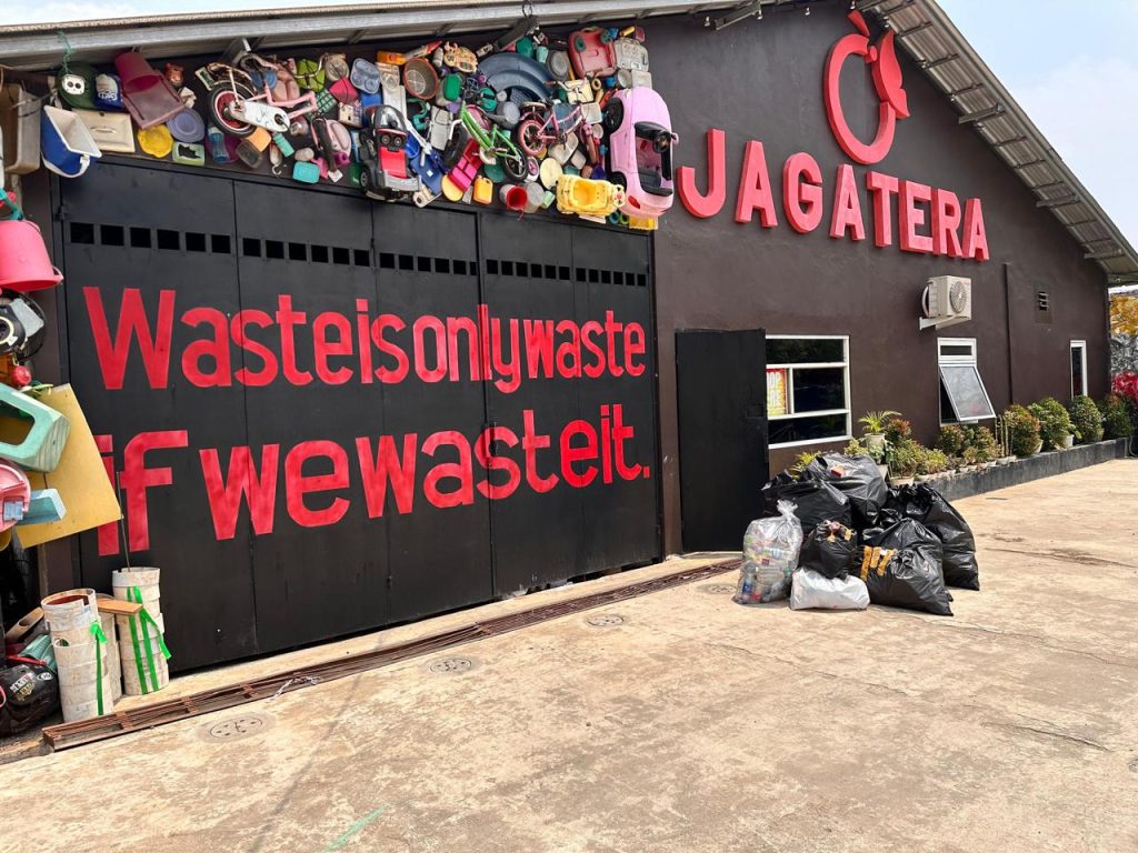 Jaga Alam dan Lingkungan Sekitar, Equity Life Indonesia Setorkan Sampah Botol & Gelas Plastik ke Jagatera